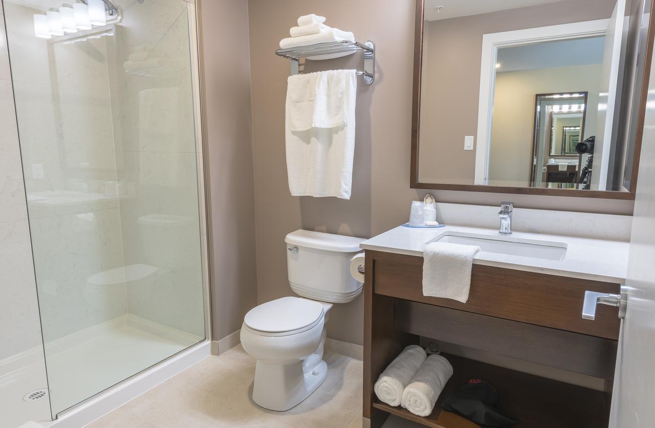 Mstar Hotel Kitimat Bagian luar foto